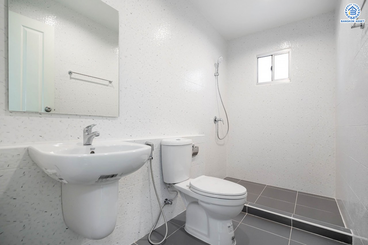 บ้านมือสองตกแต่งใหม่ โครงการ พฤกษาวิลเลจ5 บางใหญ่ เนื้อที่ 51.8 ตร.ว. ฟังก์ชัน 3 ห้องนอน 2 ห้องน้ำ จอดรถได้ 1 คัน เปลี่ยนระบบสุขาภิบาลใหม่ พร้อมเข้าอยู่ บนทำเลเดินทางสะดวก ใกล้รถไฟฟ้าสถานี "คลองบางไผ่" และจุดขึ้นทางด่วน "กาญจนาภิเษก"